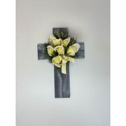 Kříž s umělou květinou v béžové barvě, 40 x 26 x 17 cm